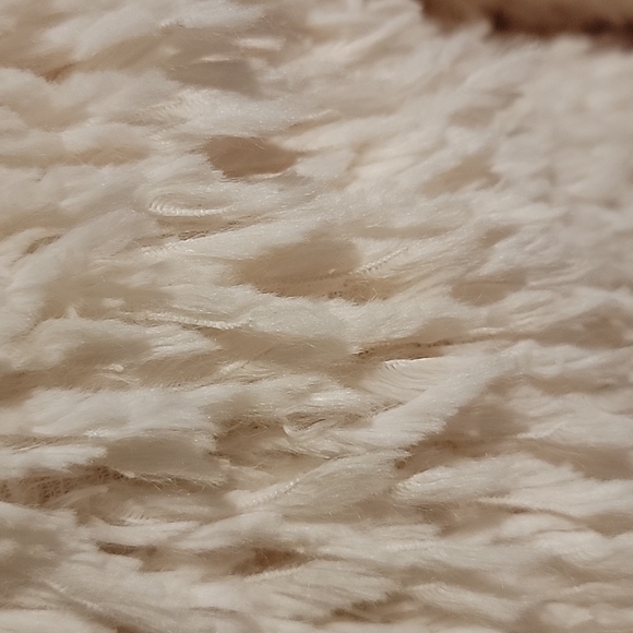 Beautiful feathery sweater - Picture 2 of 6